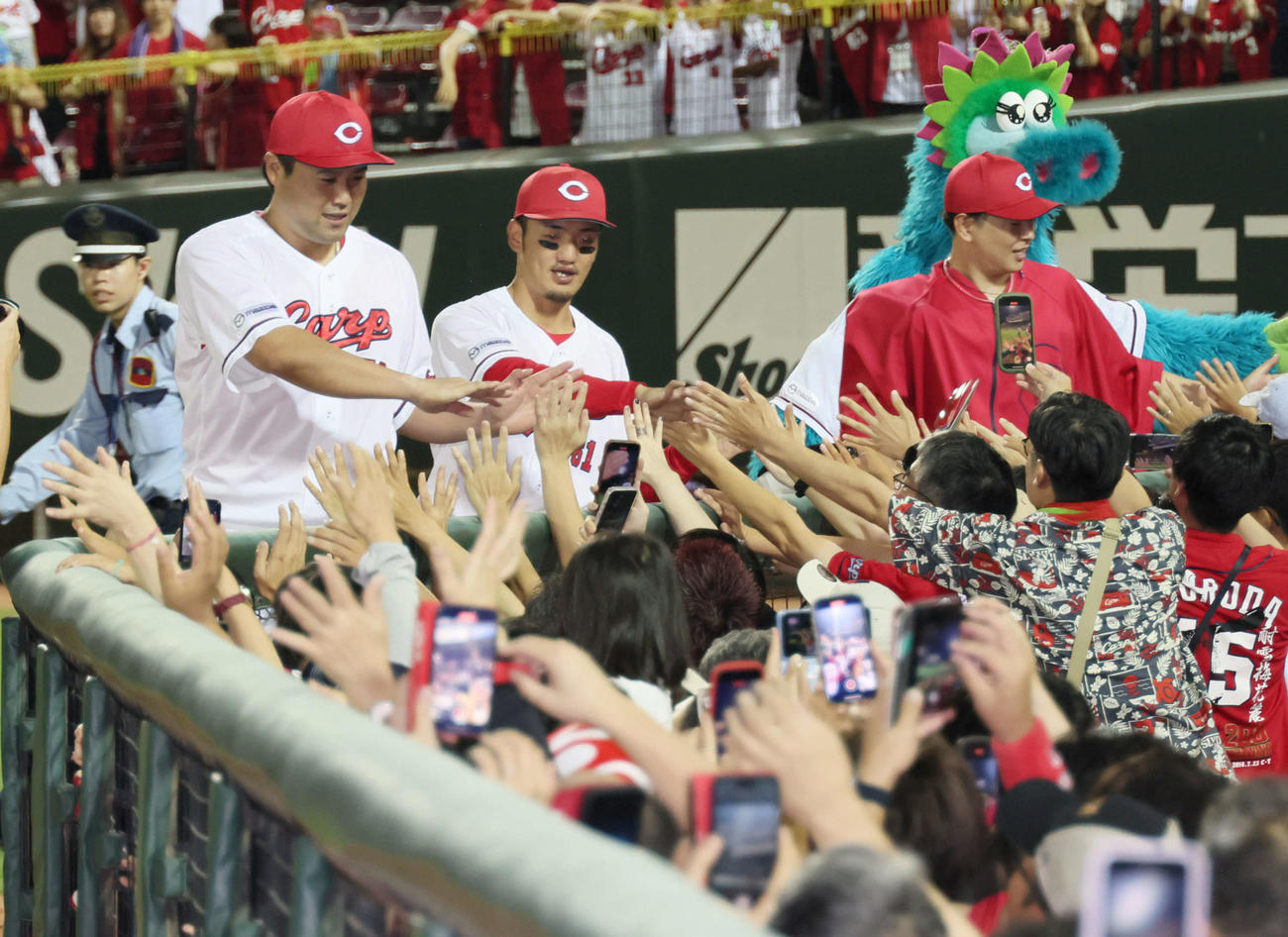 広島対ヤクルト　ファンとふれあう左から末包、矢野、大瀬良、スラィリー（撮影・加藤孝規）