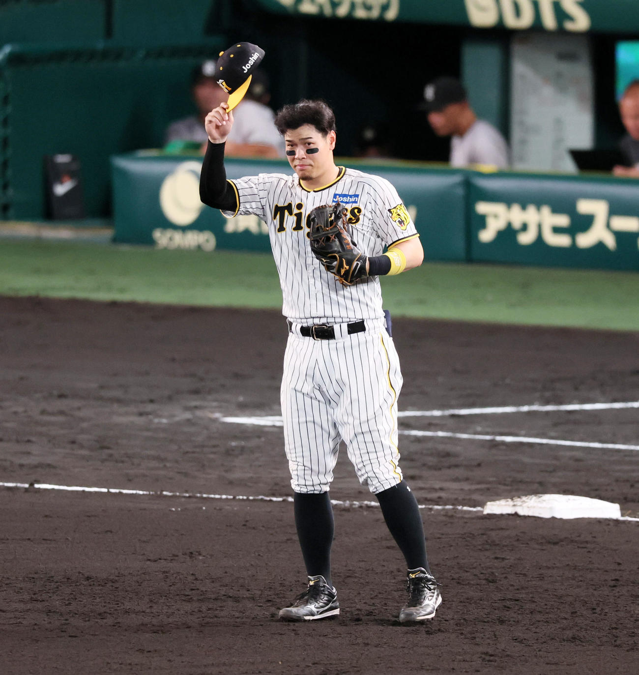 阪神対巨人　7回表、左越え3点本塁打を放った佐藤輝はスタンドからの声援に攻守交代で守備位置につき帽子をとってあいさつする（撮影・加藤哉）