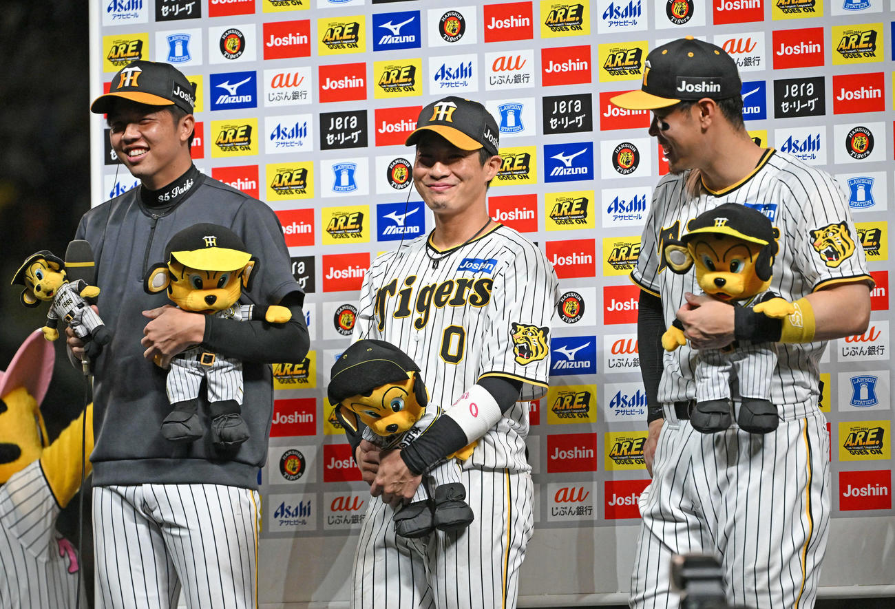阪神対巨人　ヒーローインタビューで笑顔を見せる（左から）才木、木浪、佐藤輝（撮影・石井愛子）