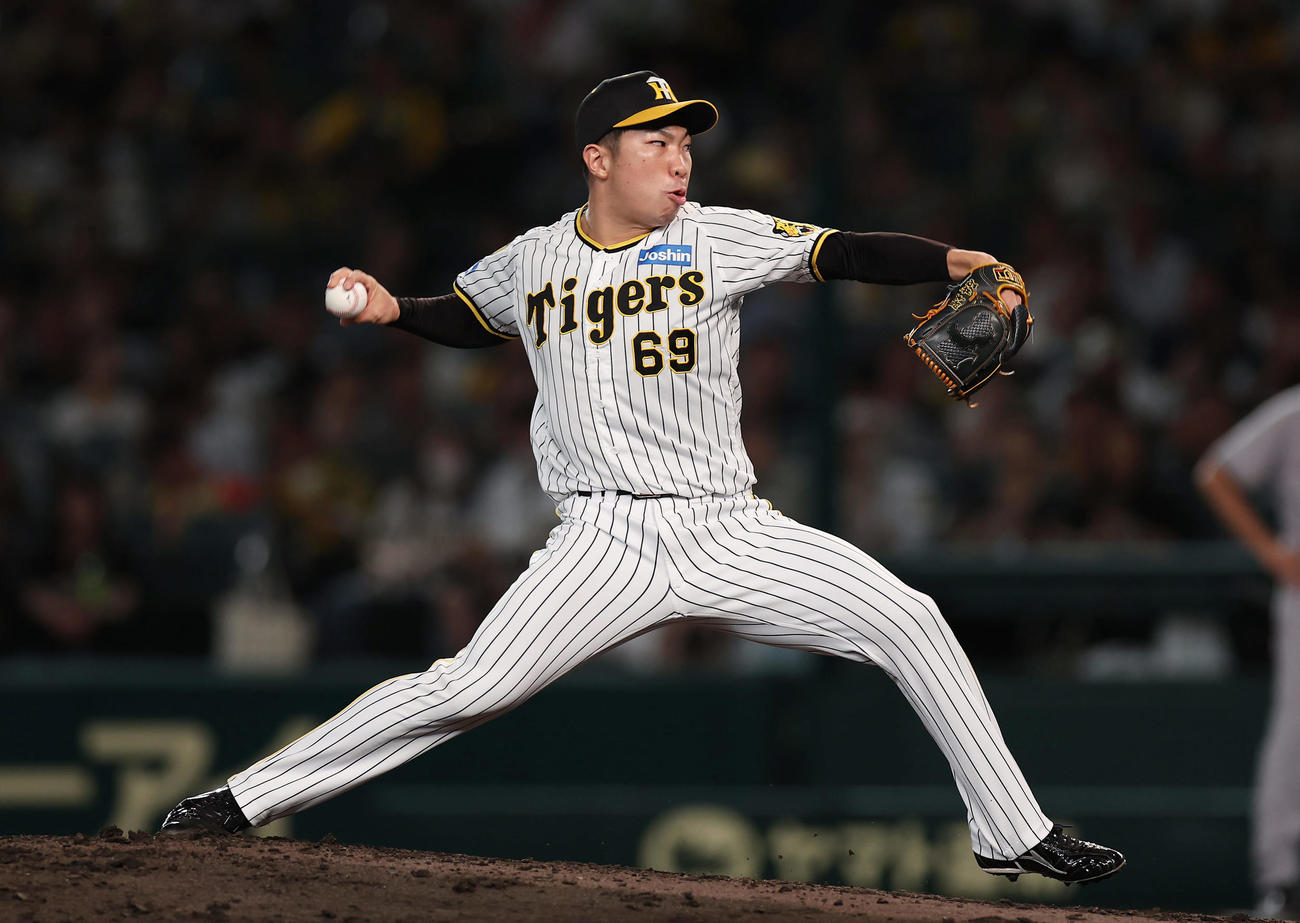 阪神対巨人　力投する阪神阪神2番手の石井（撮影・前田充）