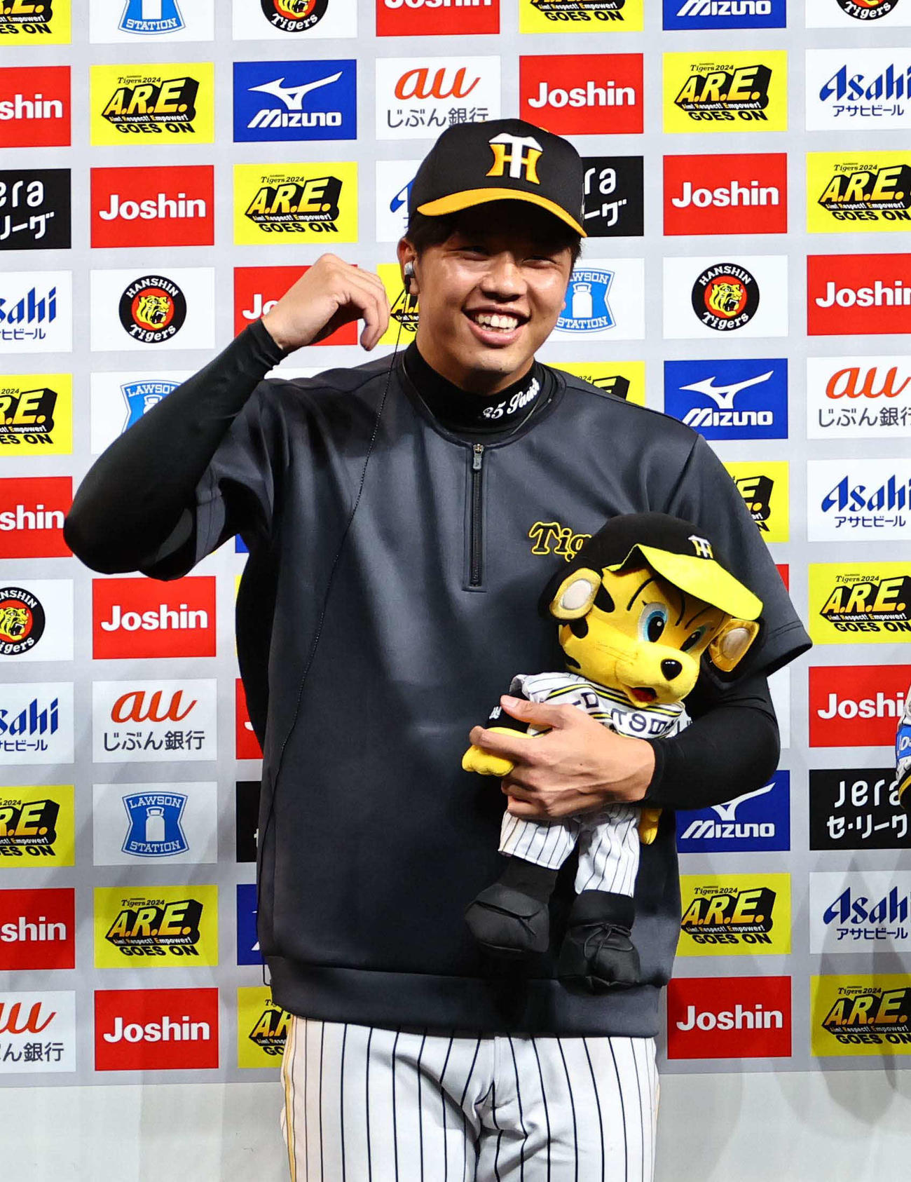 阪神対巨人　ヒーローインタビューで笑顔を見せる才木（撮影・上田博志）