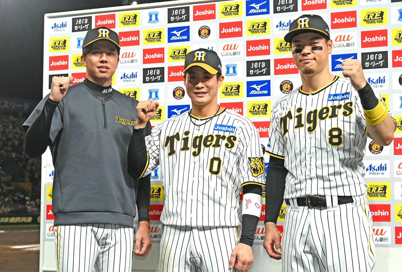 阪神対巨人　ヒーローインタビューでガッツポーズをする（左から）才木、木浪、佐藤輝（撮影・石井愛子）
