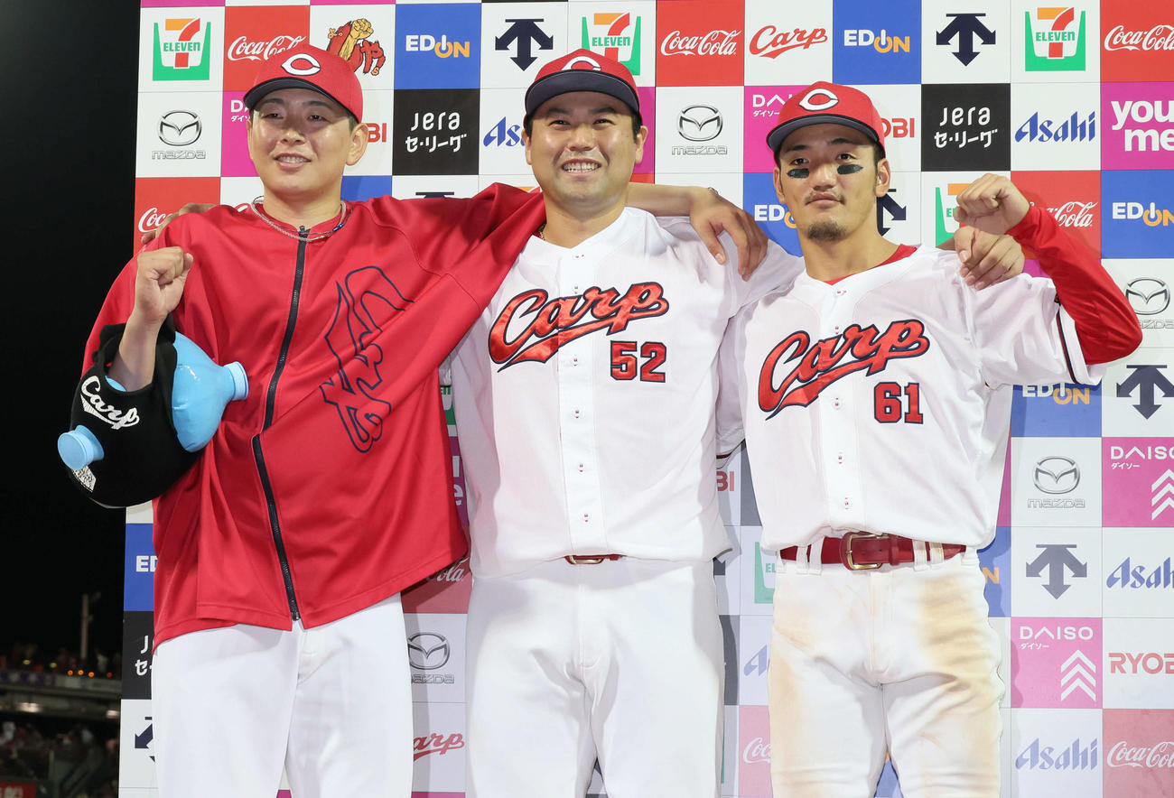 広島対ヤクルト　お立ち台でポーズを決める、左から広島大瀬良、末包、矢野（撮影・加藤孝規）