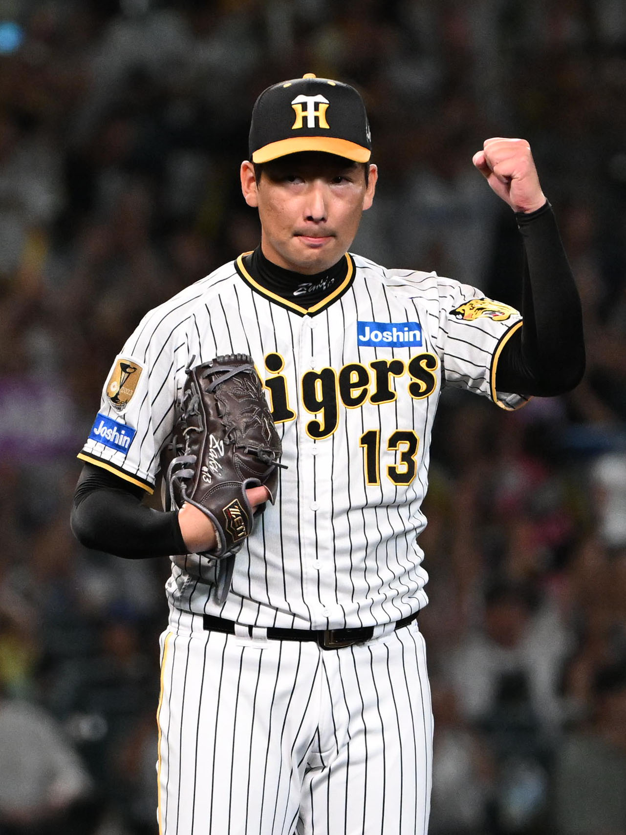 阪神対巨人　巨人に勝利しガッツポーズをする岩崎（撮影・石井愛子）