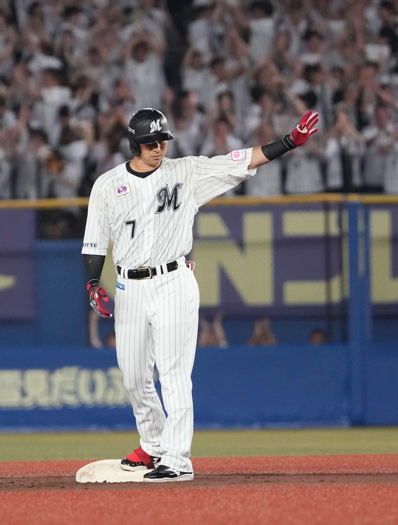 ロッテ対ソフトバンク　1回裏ロッテ無死二塁、藤岡は先制中適時二塁打を放つ（撮影・小沢裕）