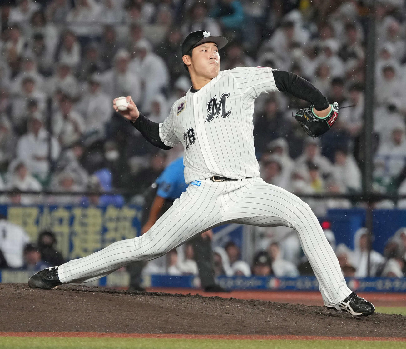 ロッテ対ソフトバンク　ロッテ2番手で登板した菊地（撮影・小沢裕）
