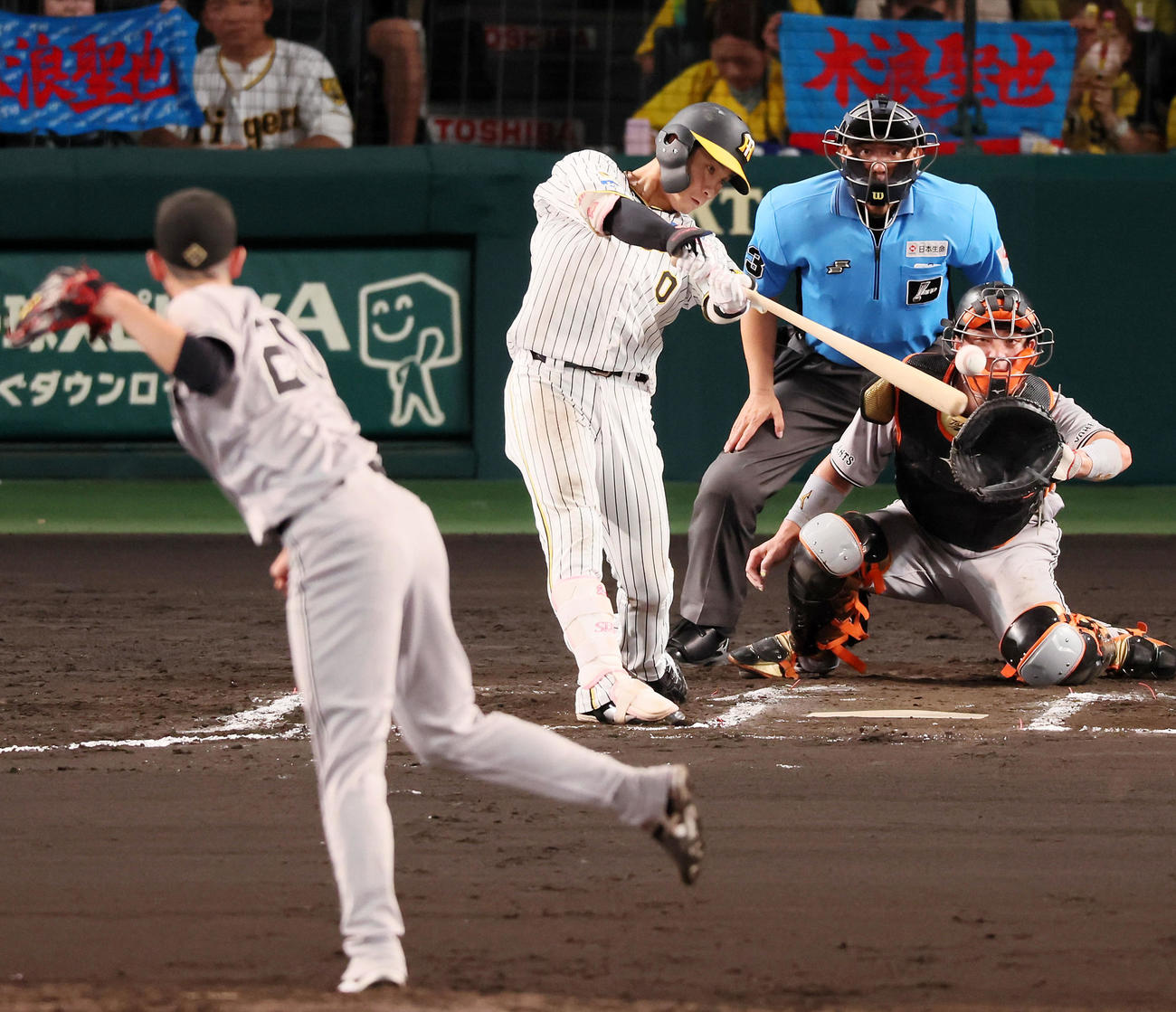 阪神対巨人　6回裏阪神2死一、二塁、中適時打を放つ木浪。投手戸郷（撮影・加藤哉）