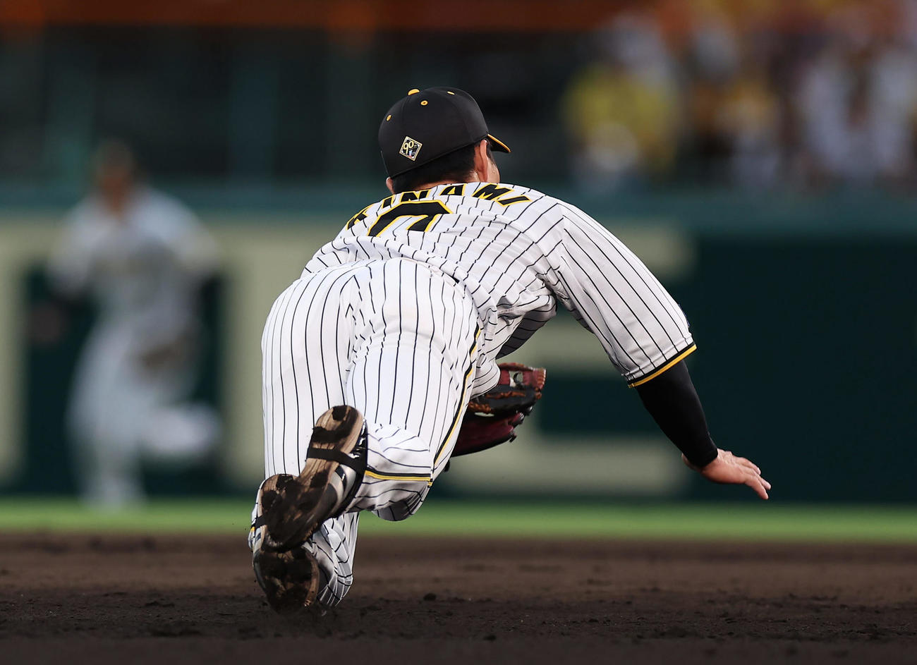 阪神対巨人　1回表巨人2死満塁、門脇の遊直を好捕する木浪（撮影・前田充）