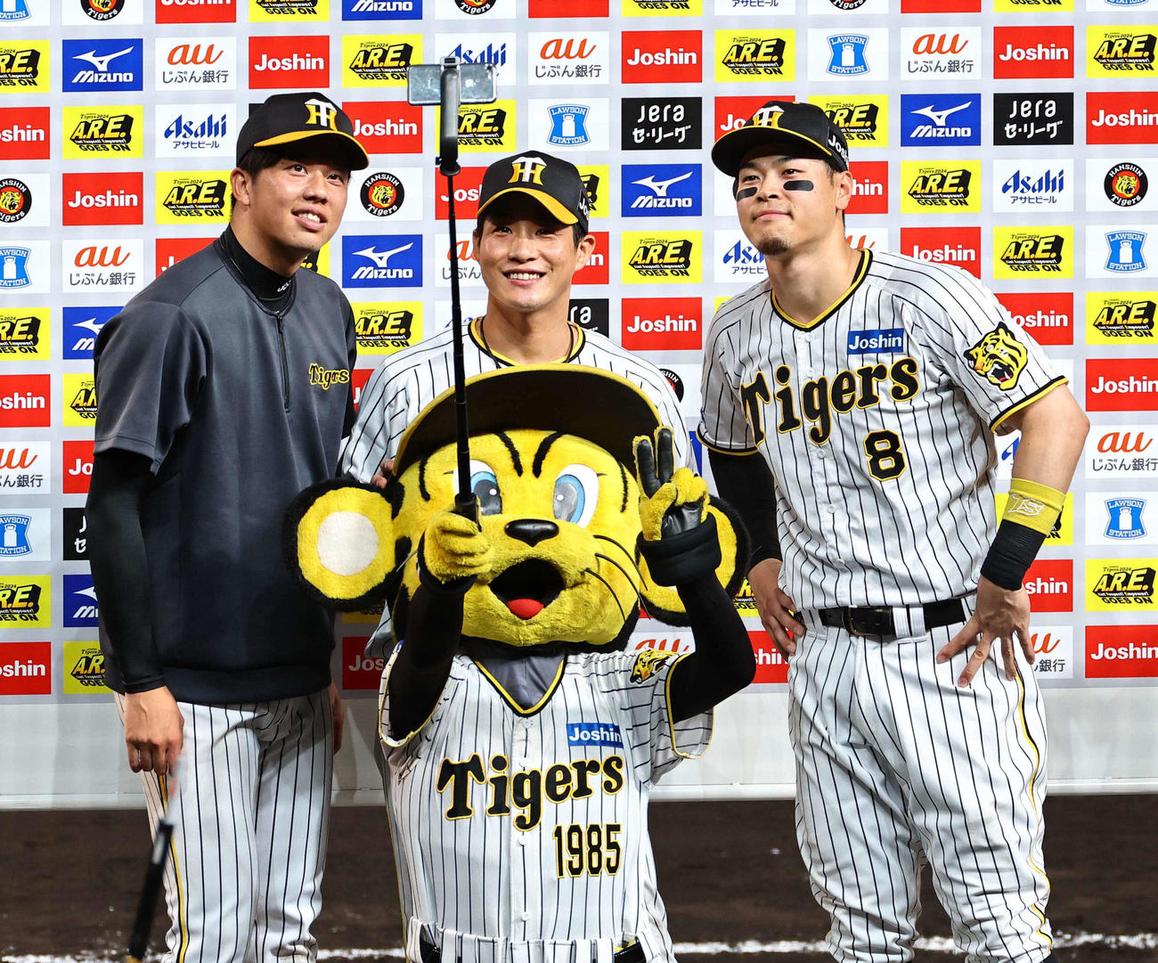 阪神対巨人　ヒーローの左から才木、木浪、佐藤輝はトラッキーと記念撮影（撮影・上田博志）