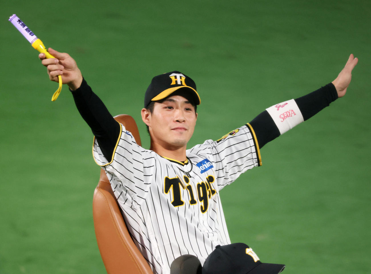 阪神対巨人　ヒーローインタビューを終えリリーフカーで場内1周する木浪（撮影・加藤哉）