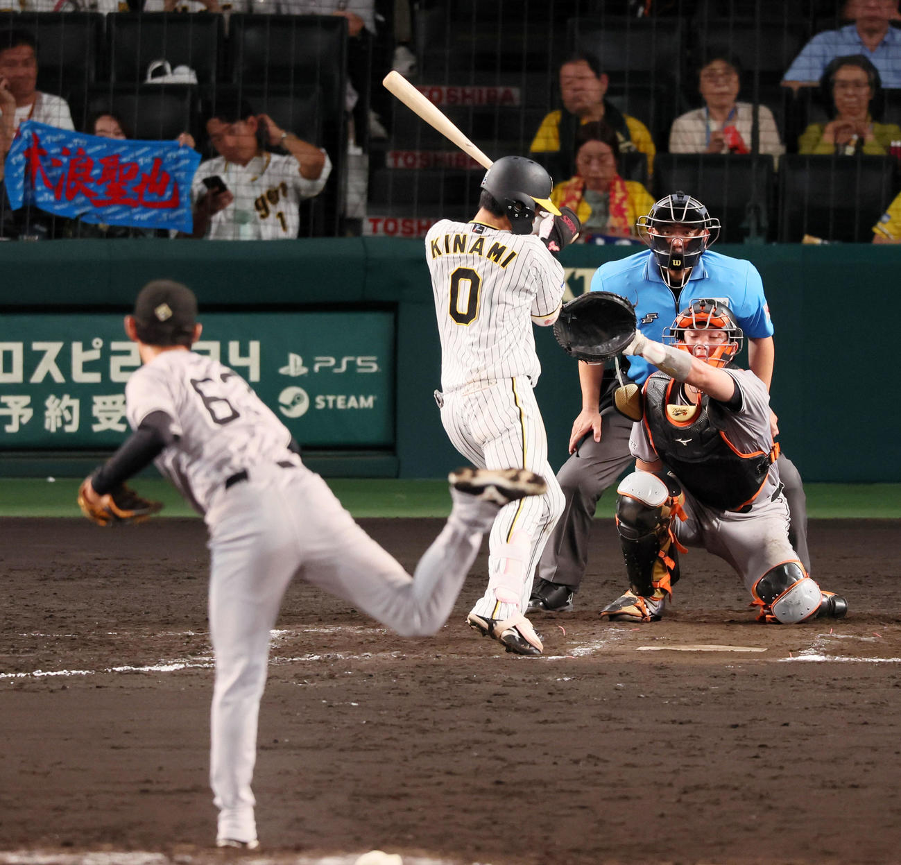 阪神対巨人　8回裏阪神1死、死球を受ける木浪。投手泉（撮影・加藤哉）