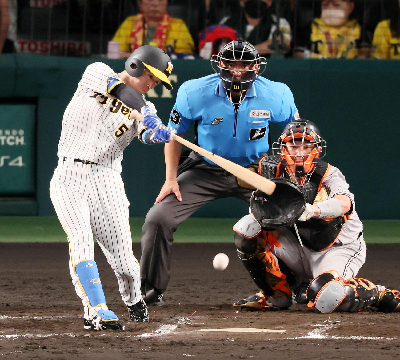 阪神対巨人　7回裏阪神無死、近本は二塁内野安打を放つ（撮影・加藤哉）