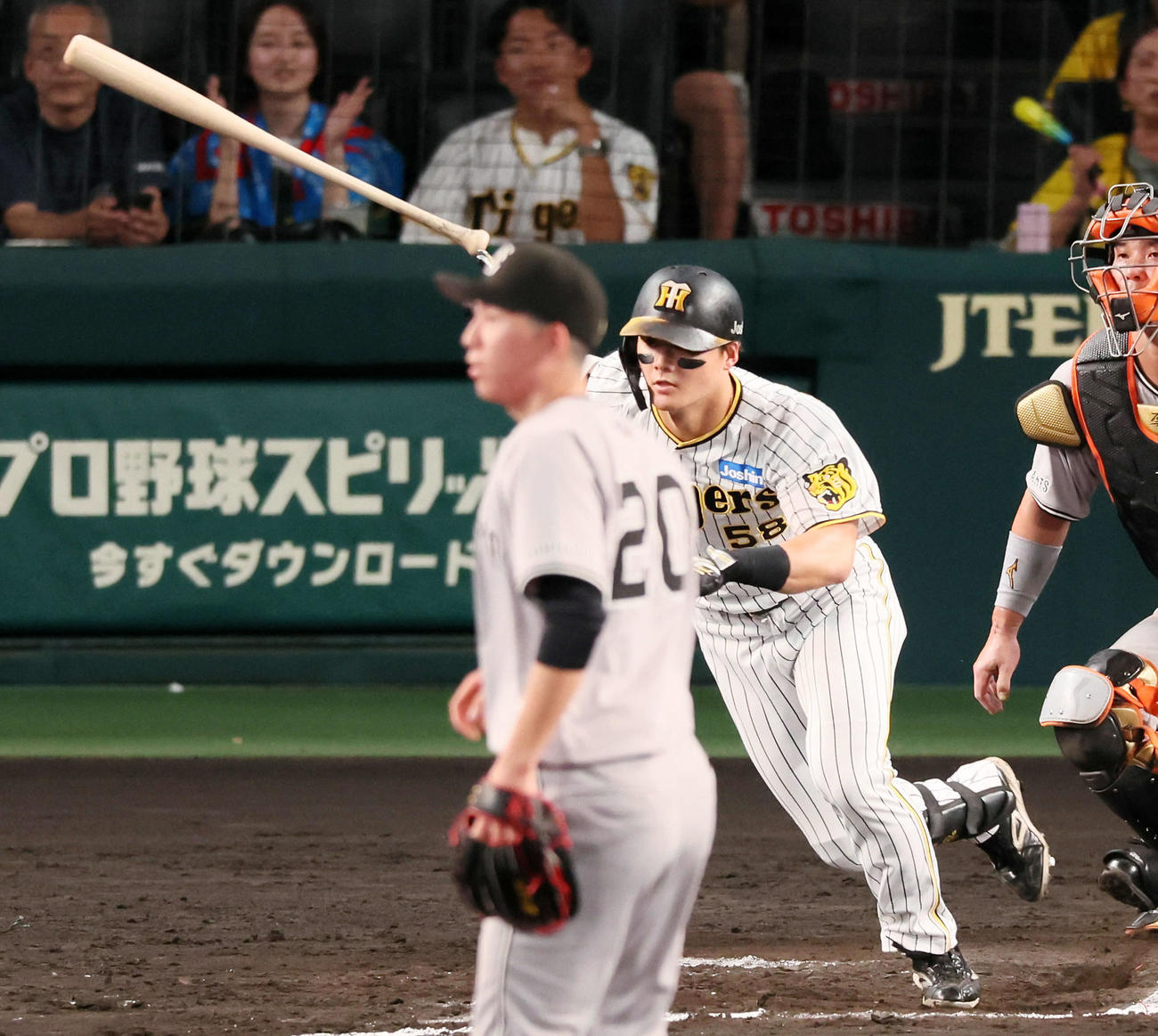 阪神対巨人　6回裏阪神2死、前川は右前打を放つ。投手戸郷（撮影・加藤哉）