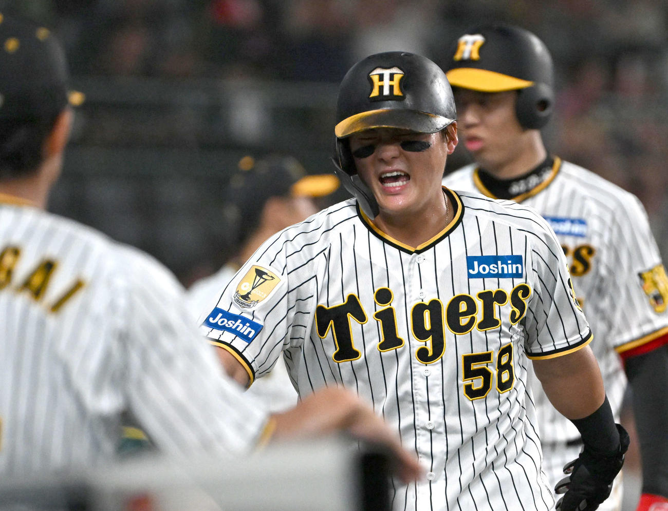 阪神対巨人　6回裏阪神2死一、二塁、木浪の適時打で生還する前川（撮影・石井愛子）