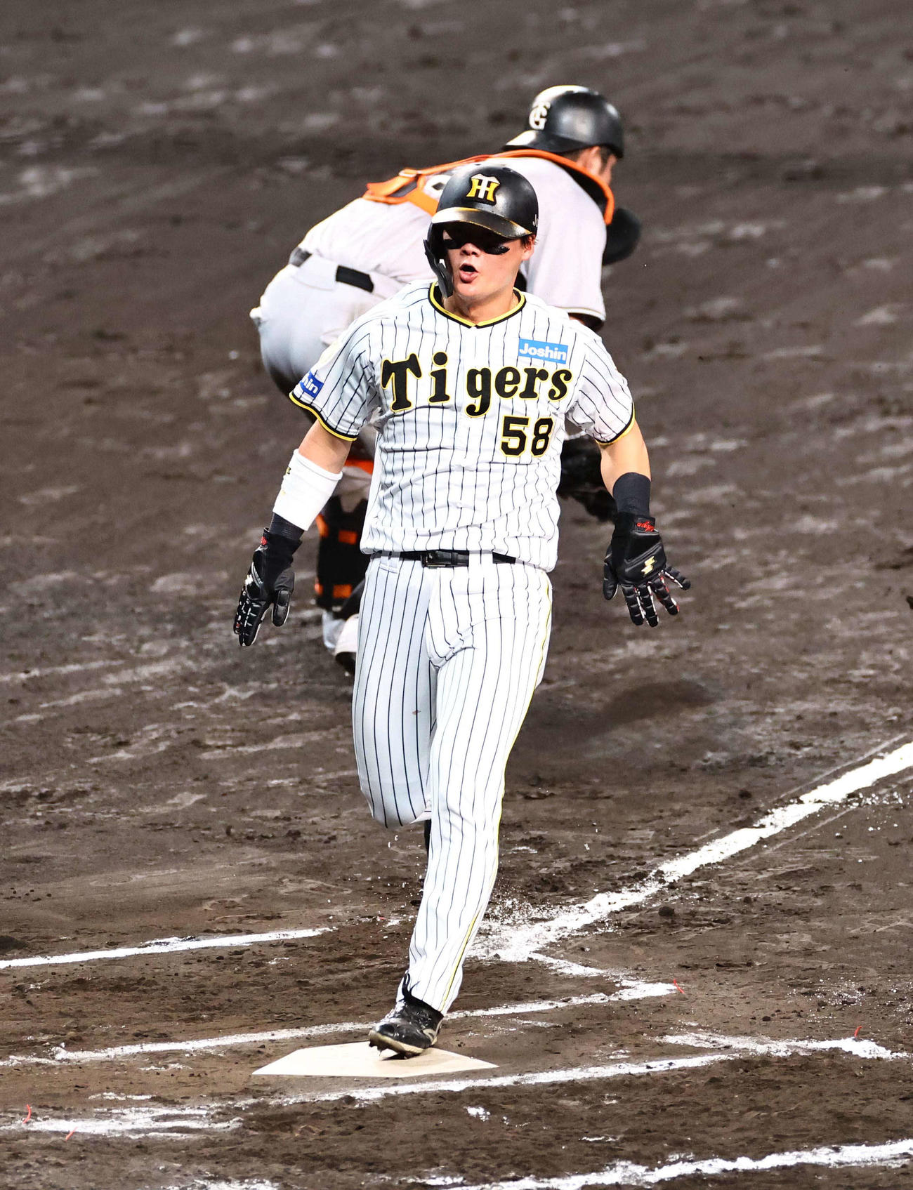 阪神対巨人　6回裏阪神2死一、二塁、前川は木浪の適時打で生還する（撮影・上田博志）