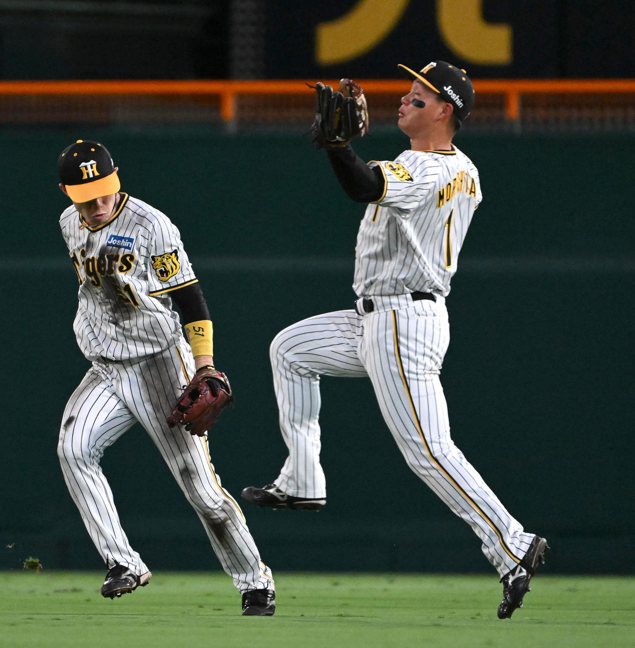 阪神対巨人　2回表巨人無死一、二塁、浅野の右飛を好捕する森下（右）。左は中野（撮影・石井愛子）