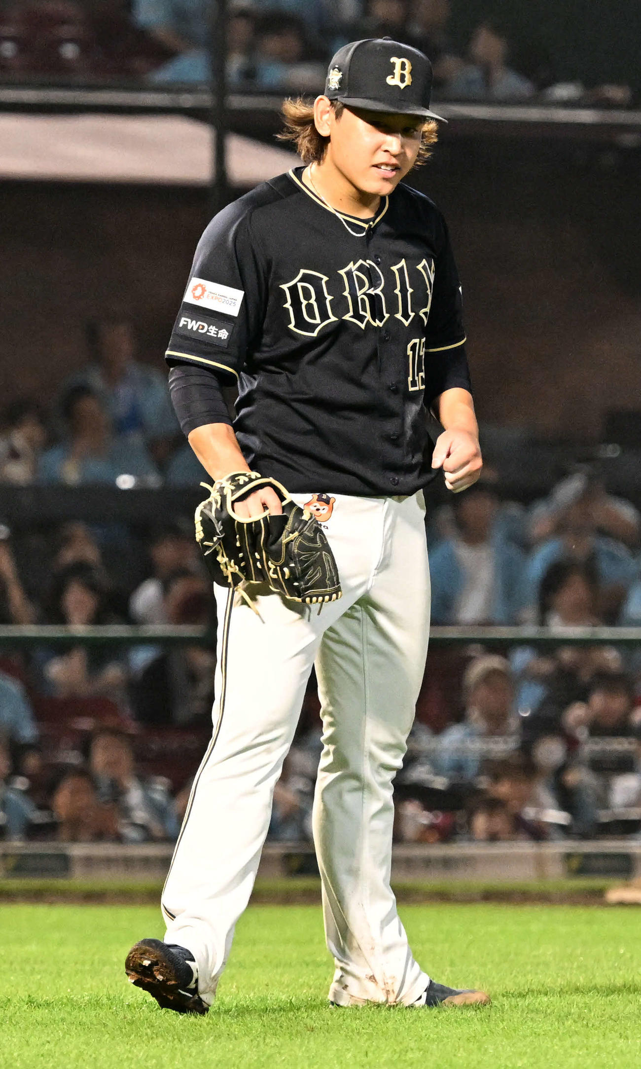 楽天対オリックス　8回裏楽天2死一，三塁、阿部を三ゴロに打ち取りガッツポーズする宮城（撮影・千葉一成）