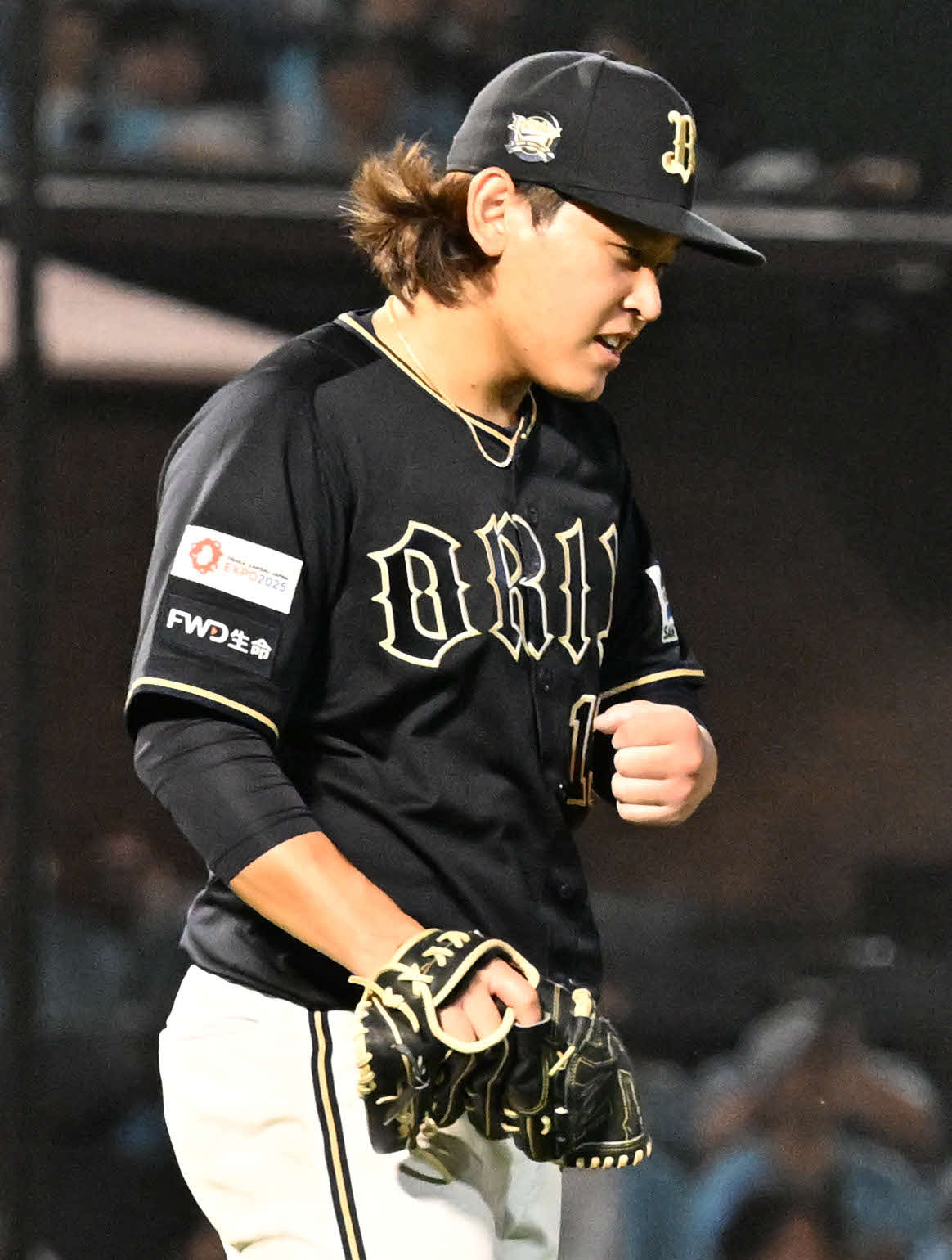 楽天対オリックス　8回裏楽天2死一，三塁、阿部を三ゴロに打ち取りガッツポーズする宮城（撮影・千葉一成）