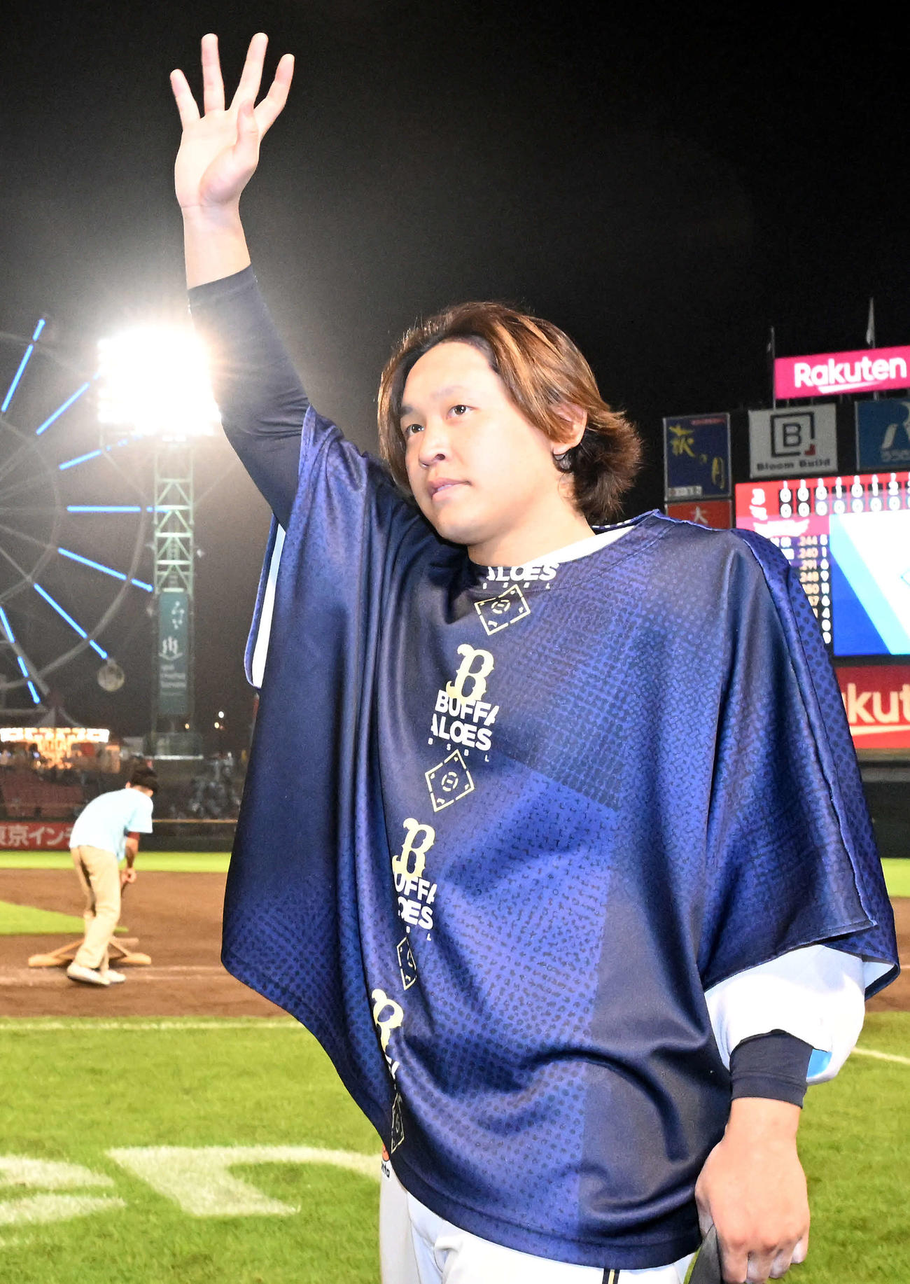 楽天対オリックス　8回5安打無失点で5勝目を挙げ、スタンドの歓声に応えるオリックス宮城（撮影・千葉一成）