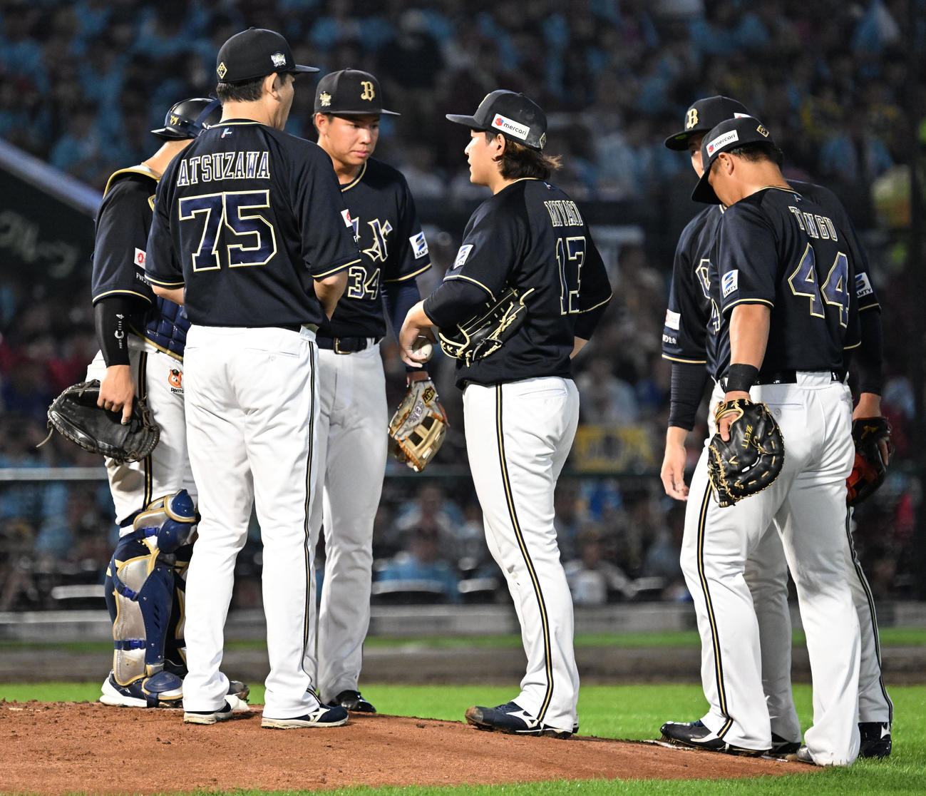 楽天対オリックス　1回裏楽天1死満塁、ピンチを迎えた宮城（右から3人目）に集まる内野陣ら（撮影・千葉一成）