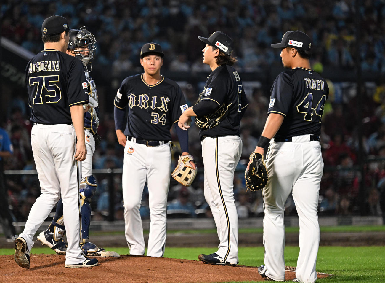 楽天対オリックス　1回裏楽天1死満塁、ピンチを迎えた宮城（右から2人目）に集まる内野陣ら（撮影・千葉一成）