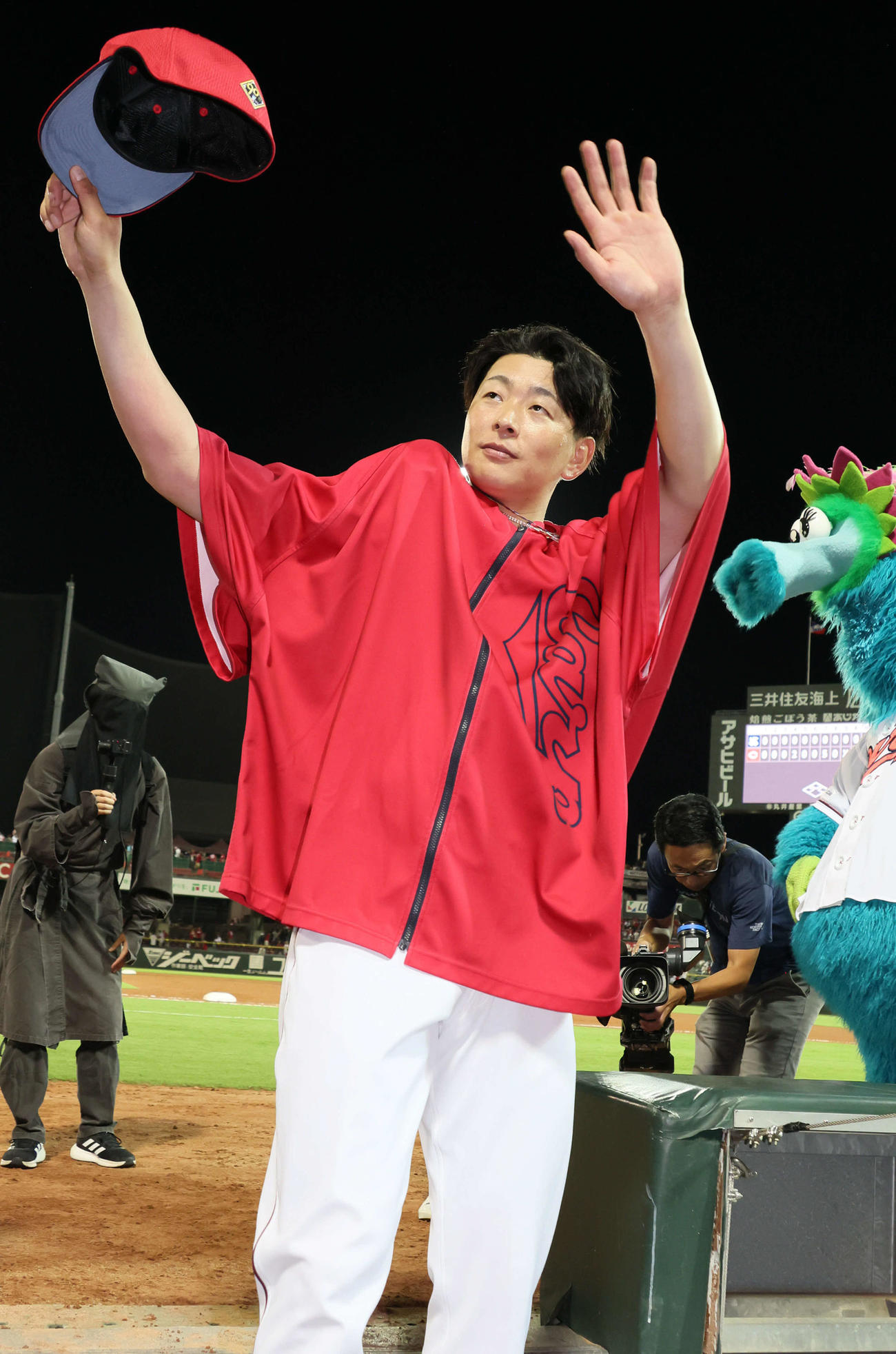 広島対ヤクルト　ファンの声援に応える大瀬良（撮影・加藤孝規）