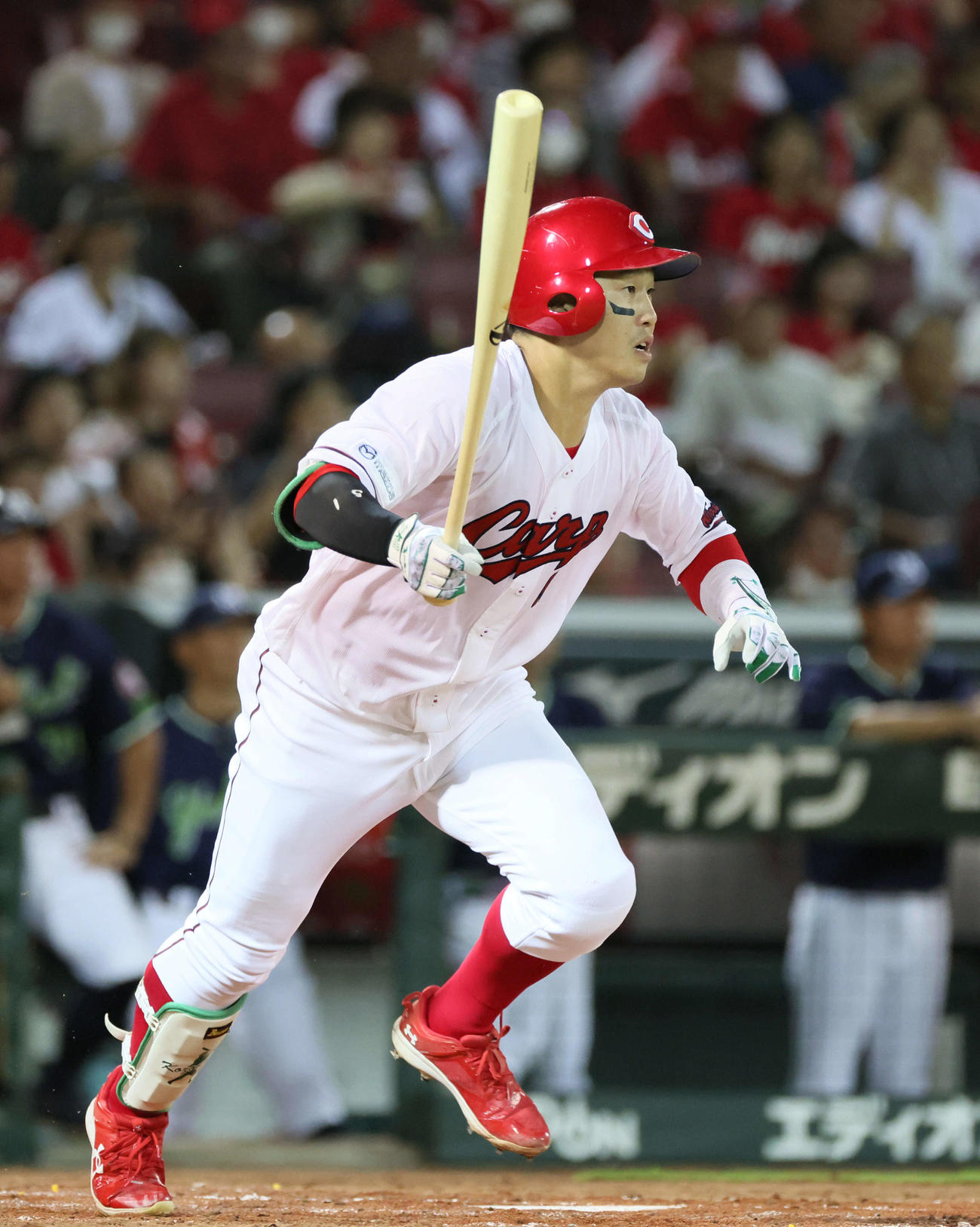 広島対ヤクルト　4回裏広島無死、小園は右越え二塁打を放つ（撮影・加藤孝規）