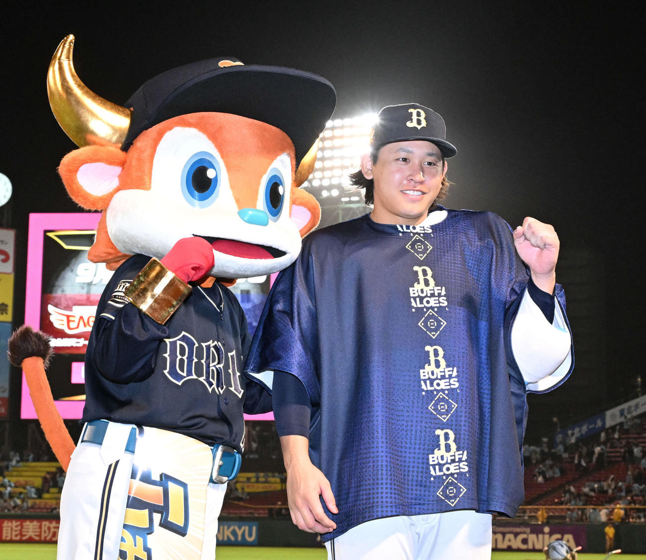 楽天対オリックス　8回5安打無失点で5勝目を挙げ、マスコットと写真撮影でポーズをとるオリックス宮城（撮影・千葉一成）