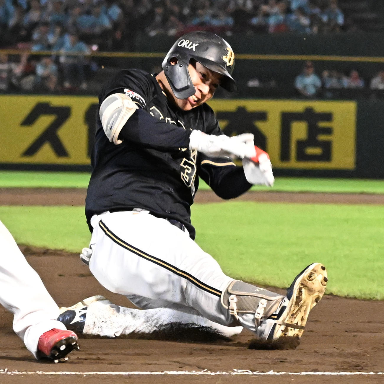 楽天対オリックス　6回表オリックス2死二塁左翼へ適時三塁打を放ち滑り込む来田（撮影・千葉一成）