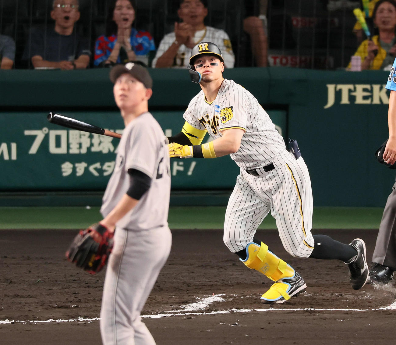 阪神対巨人　6回裏阪神2死一、二塁、佐藤輝は中越え3点本塁打を放つ。投手戸郷（撮影・加藤哉）