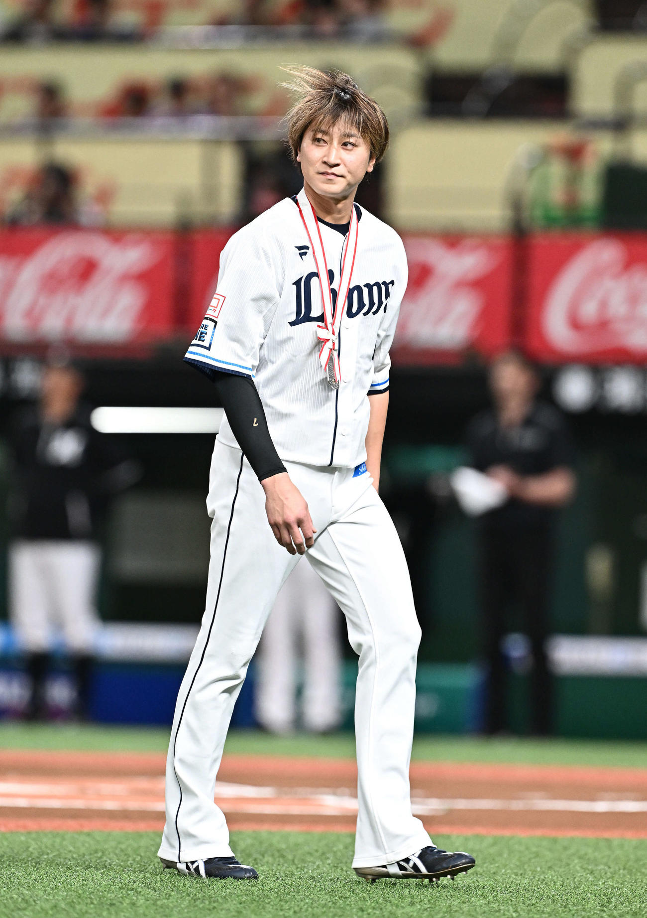 2024年5月　試合前に1000試合達成の表彰式を終え引き揚げる西武金子侑