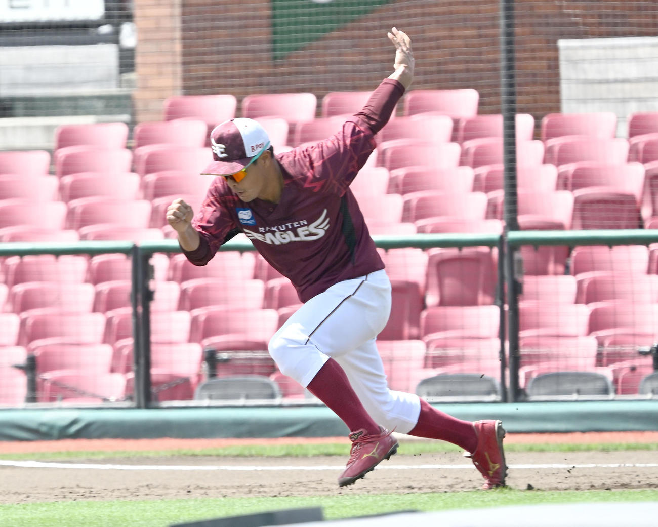 楽天対オリックス　1軍に合流し、走塁練習で調整するた楽天山崎（撮影・千葉一成）