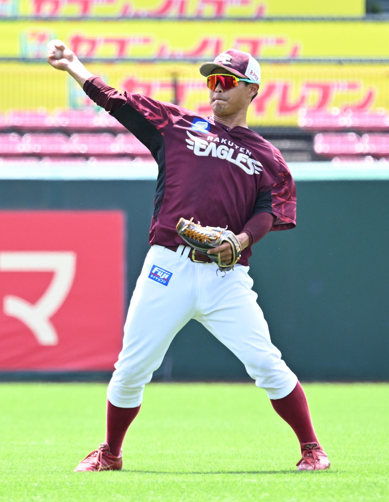 楽天対オリックス　1軍に合流し、キャッチボールで調整するた楽天山崎（撮影・千葉一成）