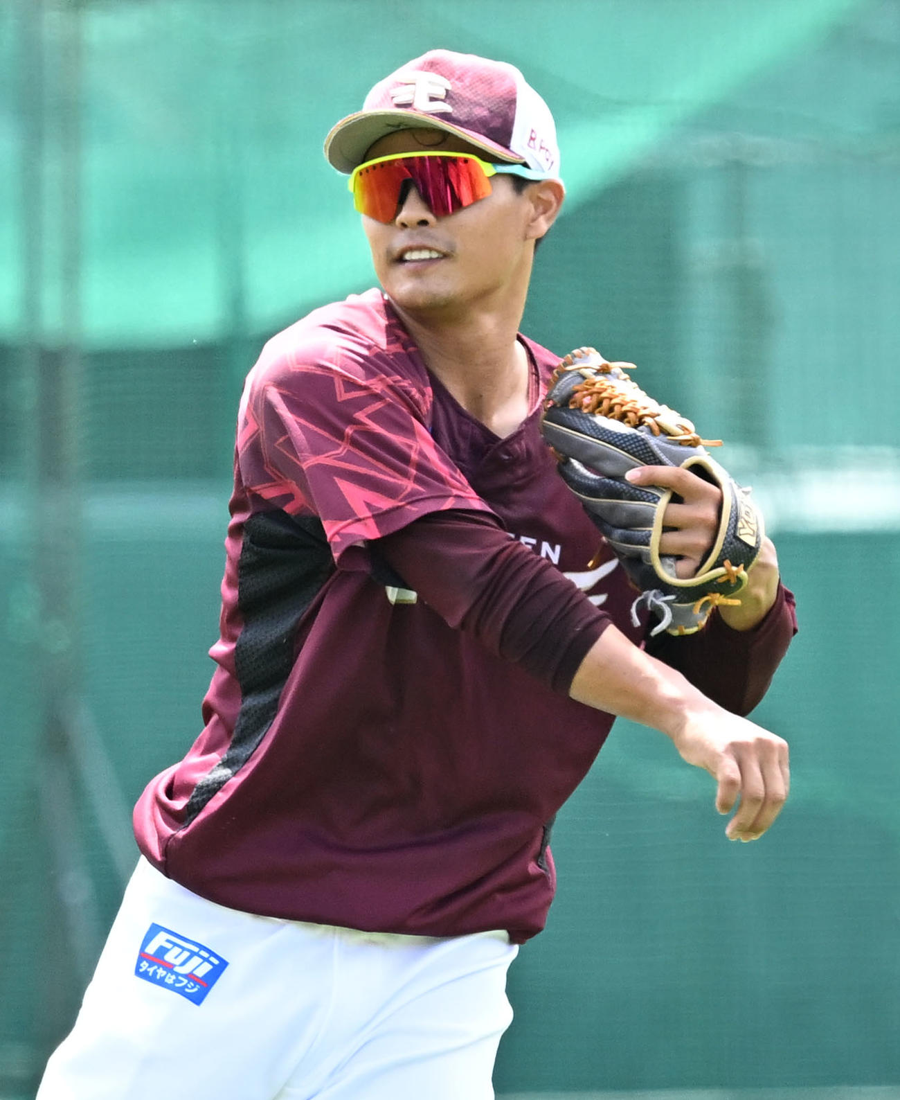 楽天対オリックス　1軍に合流し、キャッチボールで調整するた楽天山崎（撮影・千葉一成）