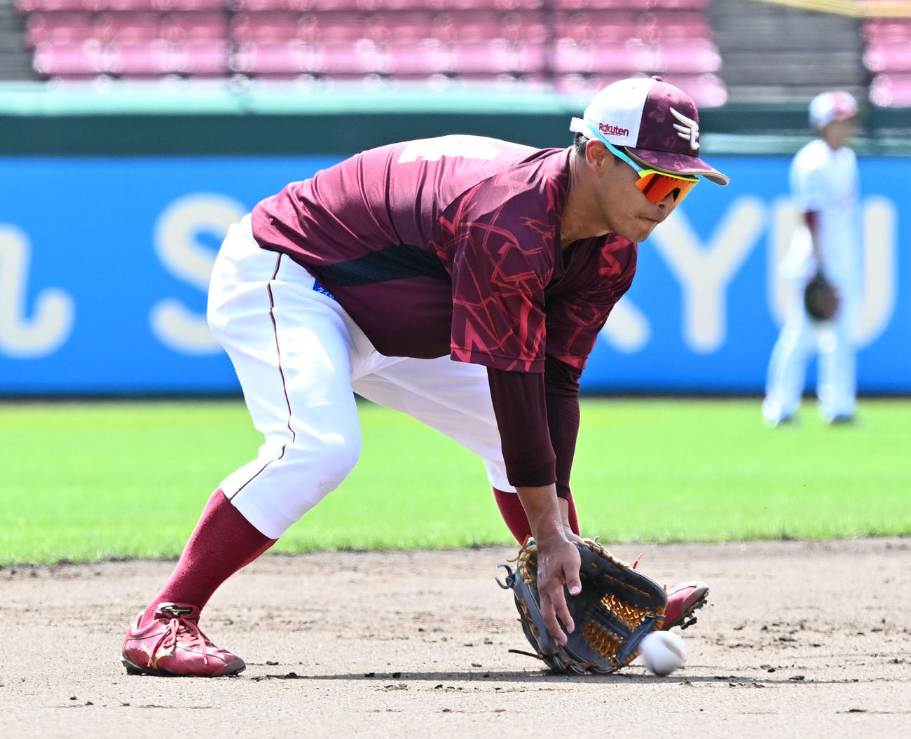 楽天対オリックス　1軍に合流し、守備練習で練習で調整するた楽天山崎（撮影・千葉一成）