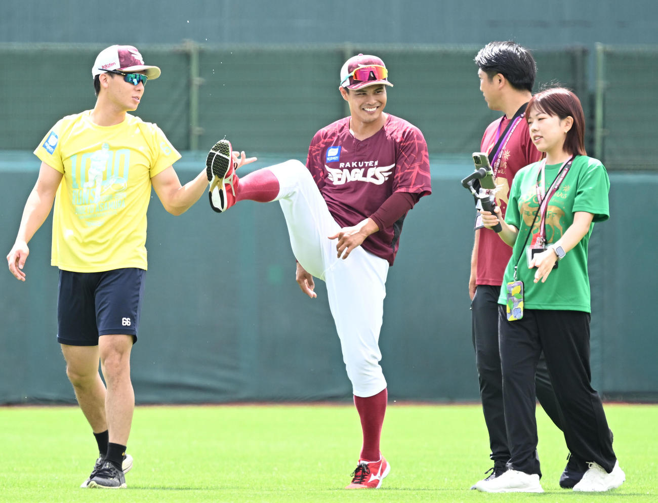 楽天対オリックス　1軍に合流した楽天山崎（左から2人目）（撮影・千葉一成）