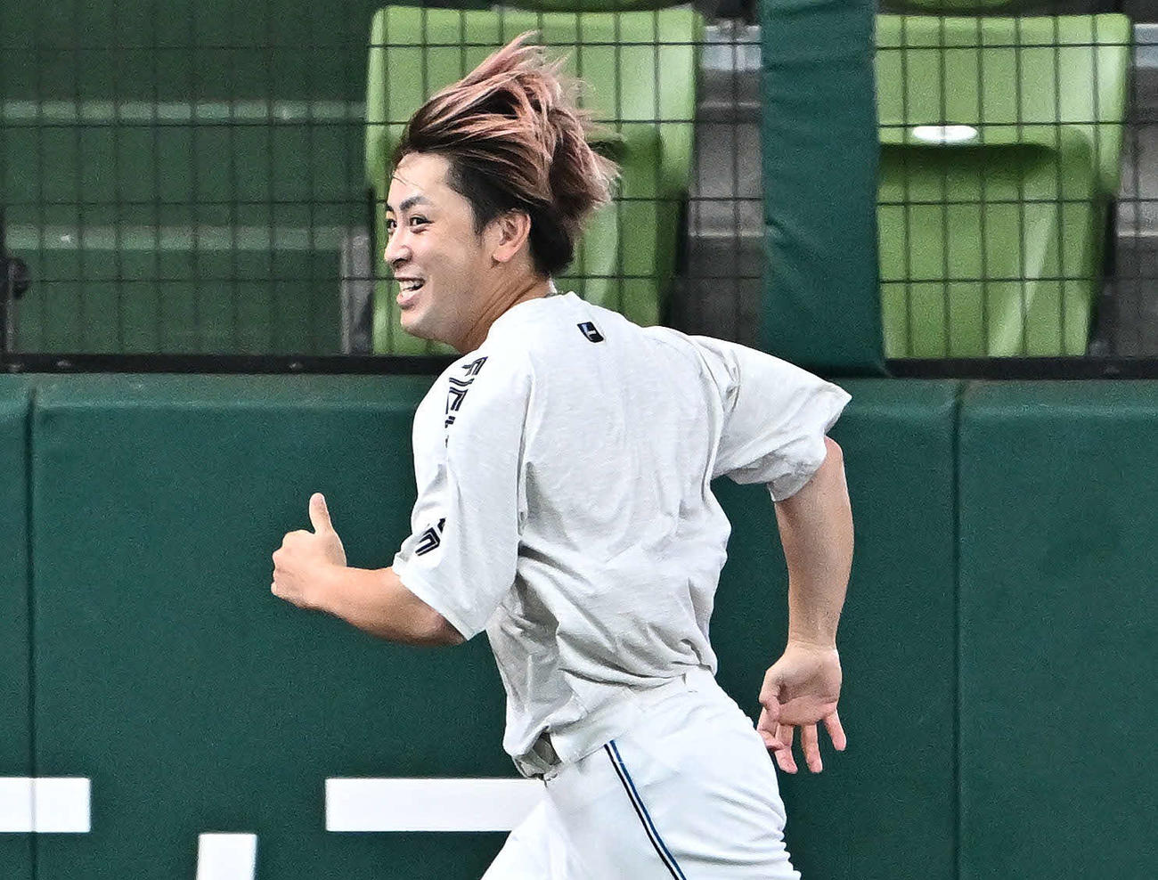 西武対日本ハム　試合前練習で髪をなびかせて走る日本ハム河野（撮影・滝沢徹郎）