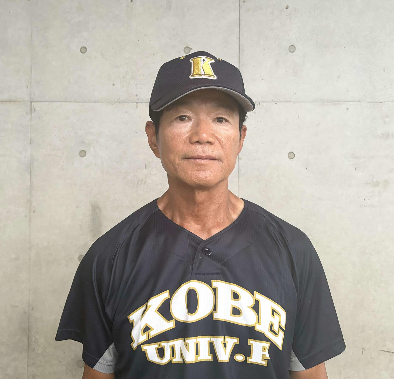 神戸医療未来大対大阪観光大　神戸医療未来大の高橋監督（撮影・塚本光）