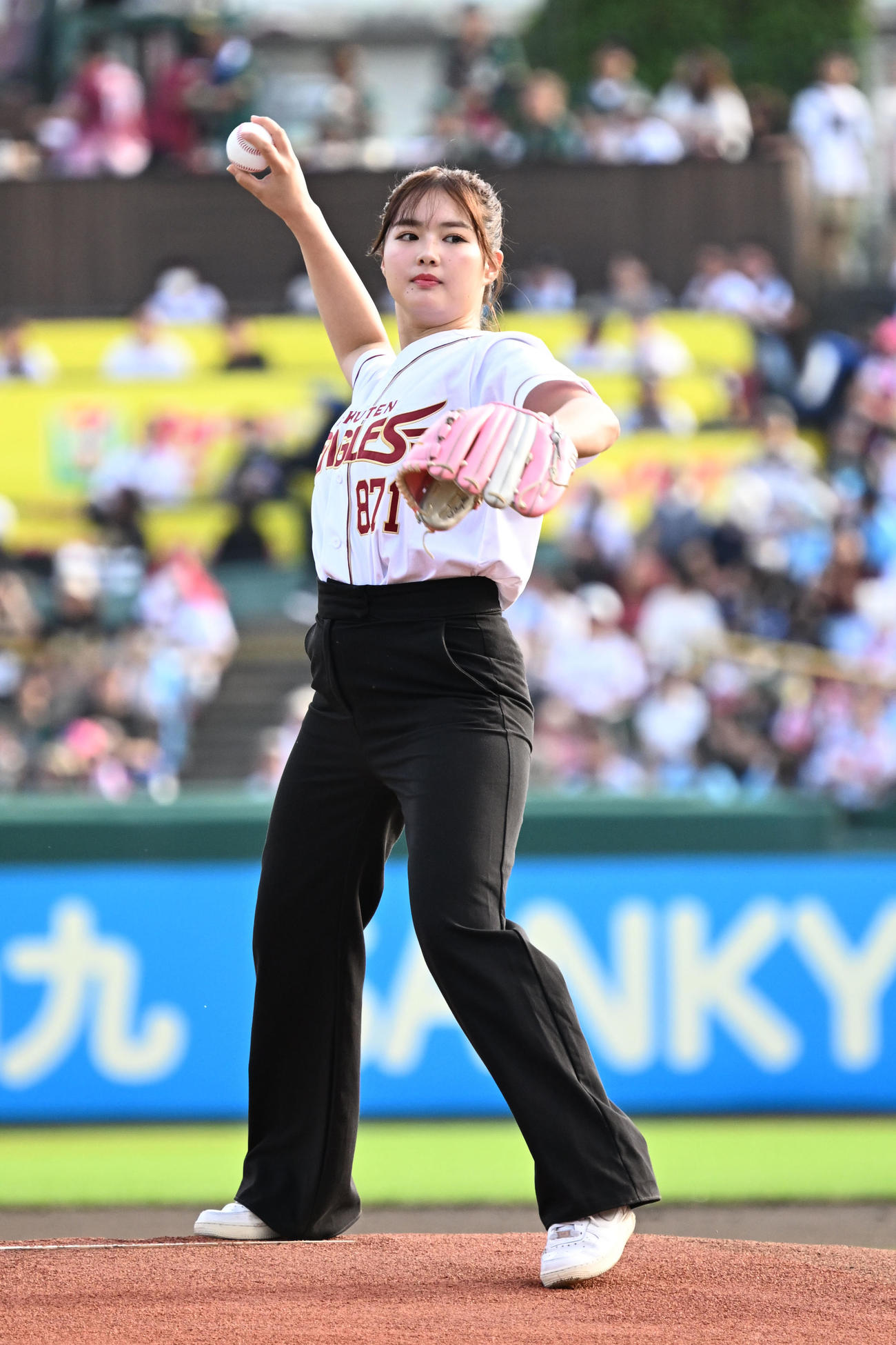 楽天対オリックス　始球式を務めたモデルでタレントの箭内夢菜（撮影・千葉一成）