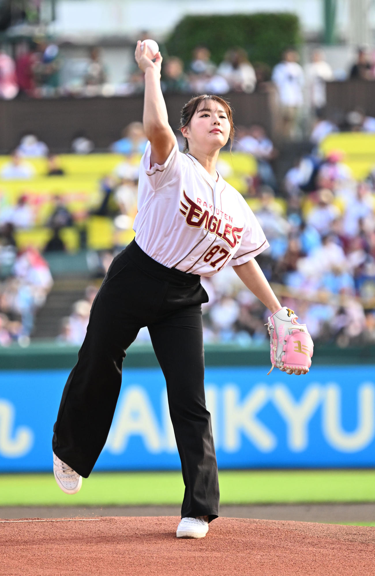楽天対オリックス　始球式を務めたモデルでタレントの箭内夢菜（撮影・千葉一成）