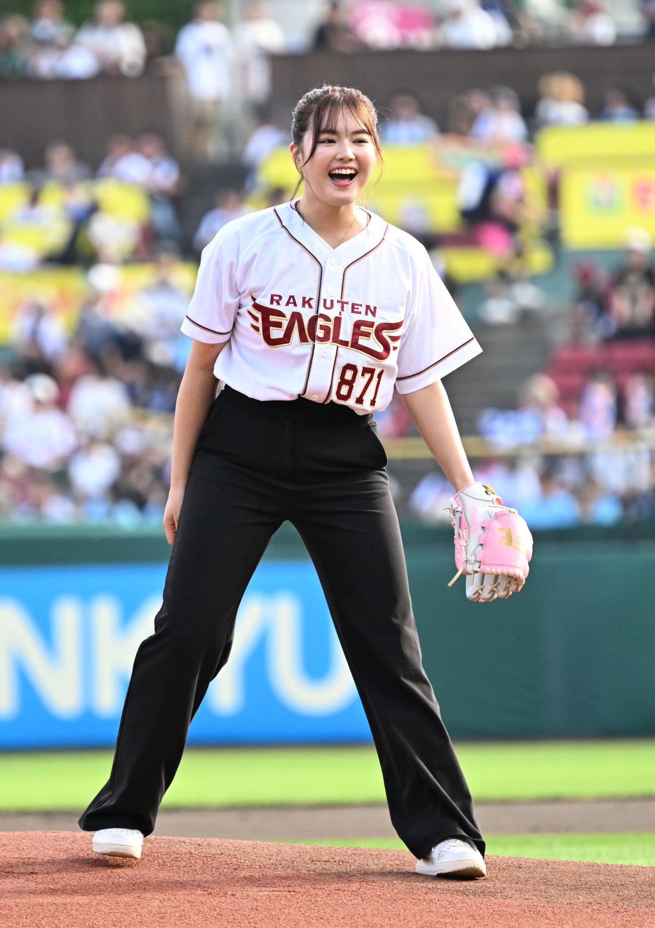 楽天対オリックス　始球式を務めたモデルでタレントの箭内夢菜（撮影・千葉一成）