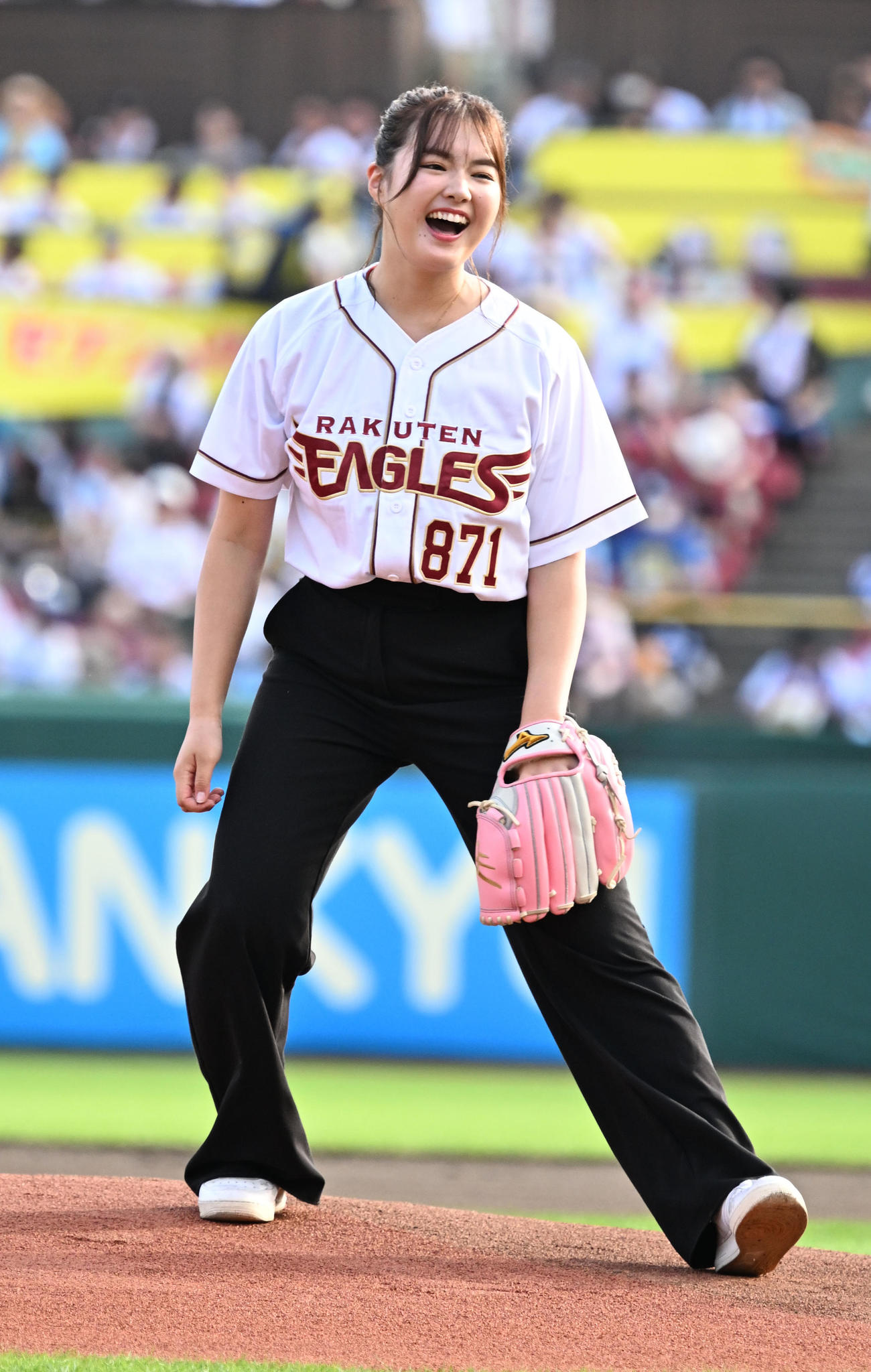 楽天対オリックス　始球式を務めたモデルでタレントの箭内夢菜（撮影・千葉一成）