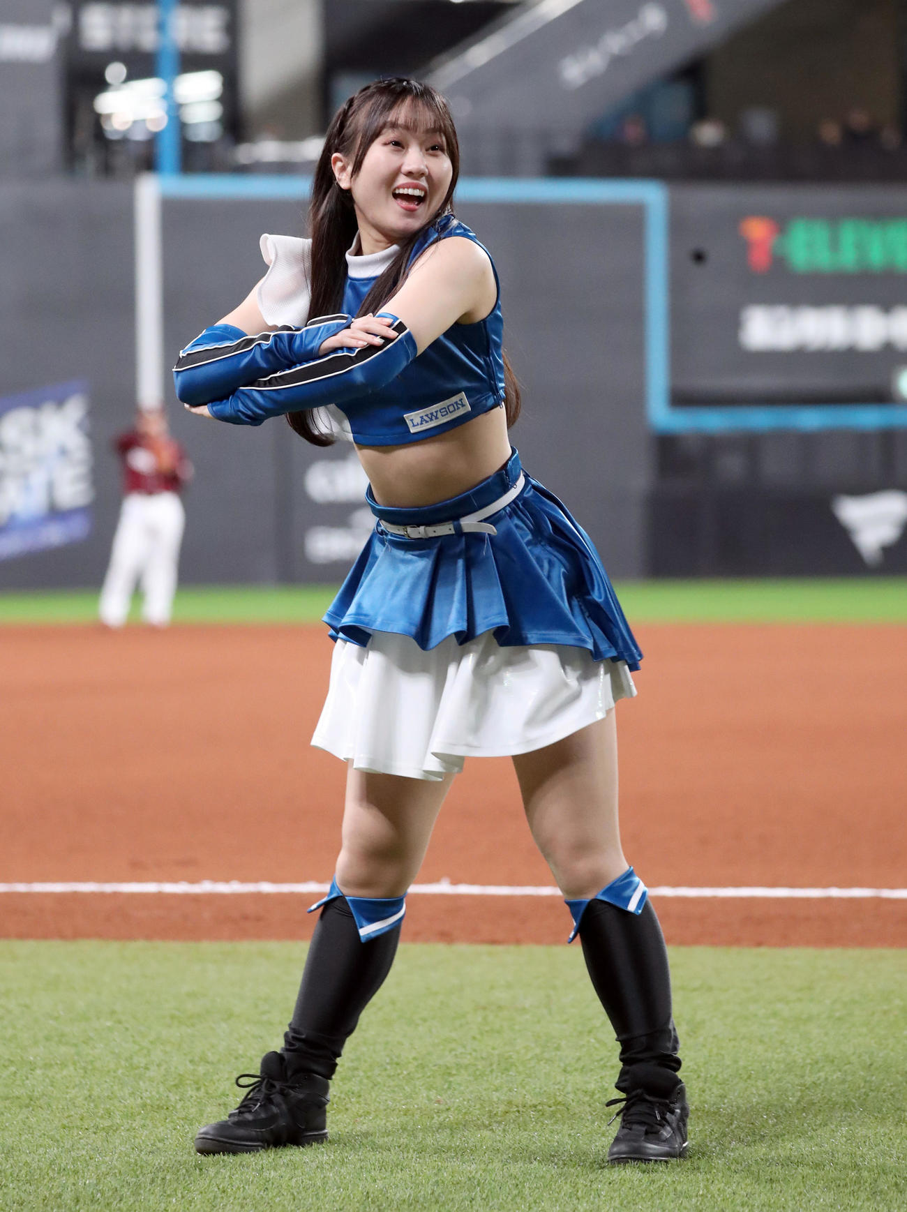 日本ハム対楽天　ダンスを踊るファイターズガールの駒野稀子さん（撮影・黒川智章）