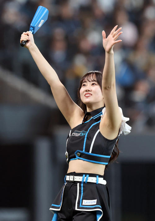 エスコンフィールドでパフォーマンスを行うファイターズガール駒野稀子