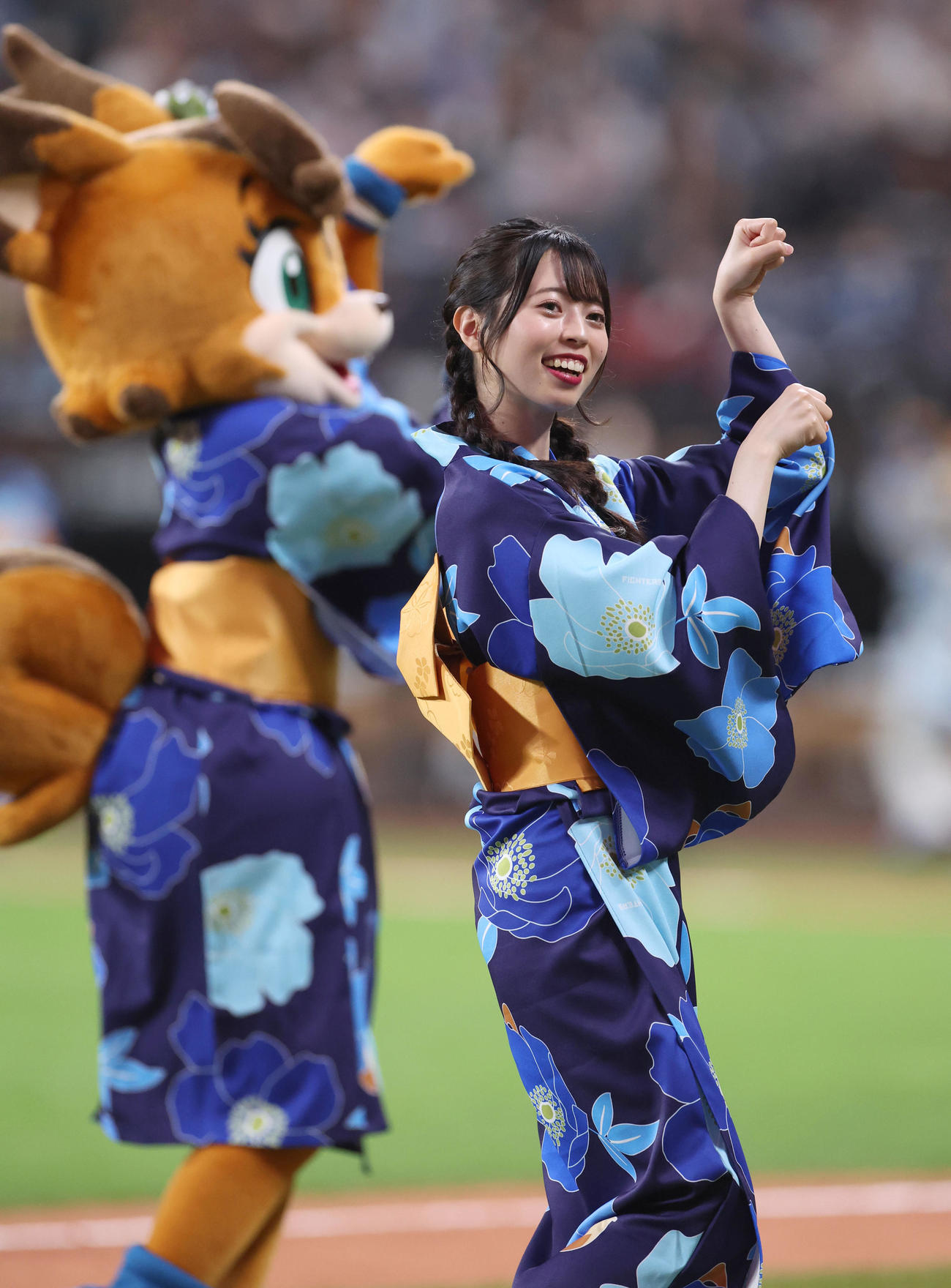 ファイターズ賛歌の盆踊りバージョンを踊るファイターズガールの塩澤美咲