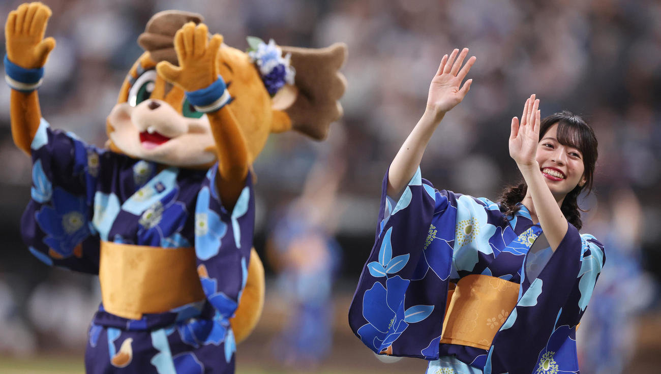 ファイターズ賛歌の盆踊りバージョンを踊るファイターズガールの塩澤美咲