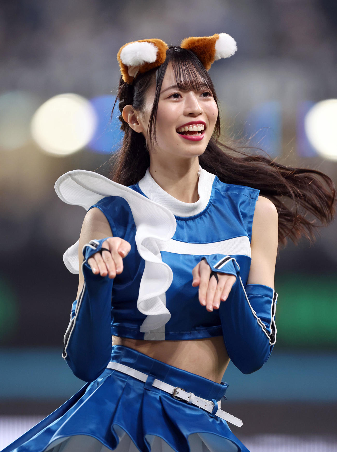 「きつねダンス」を踊るファイターズガールの塩澤美咲