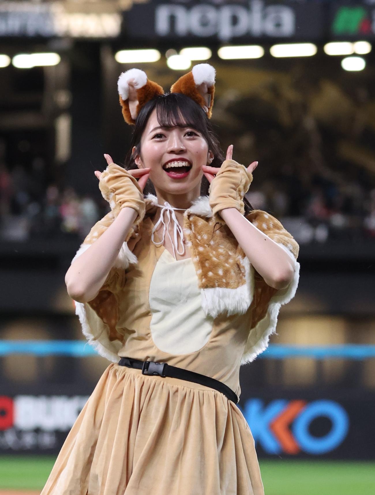 日本ハム　きつねダンスを踊るファイターズガールの塩澤美咲