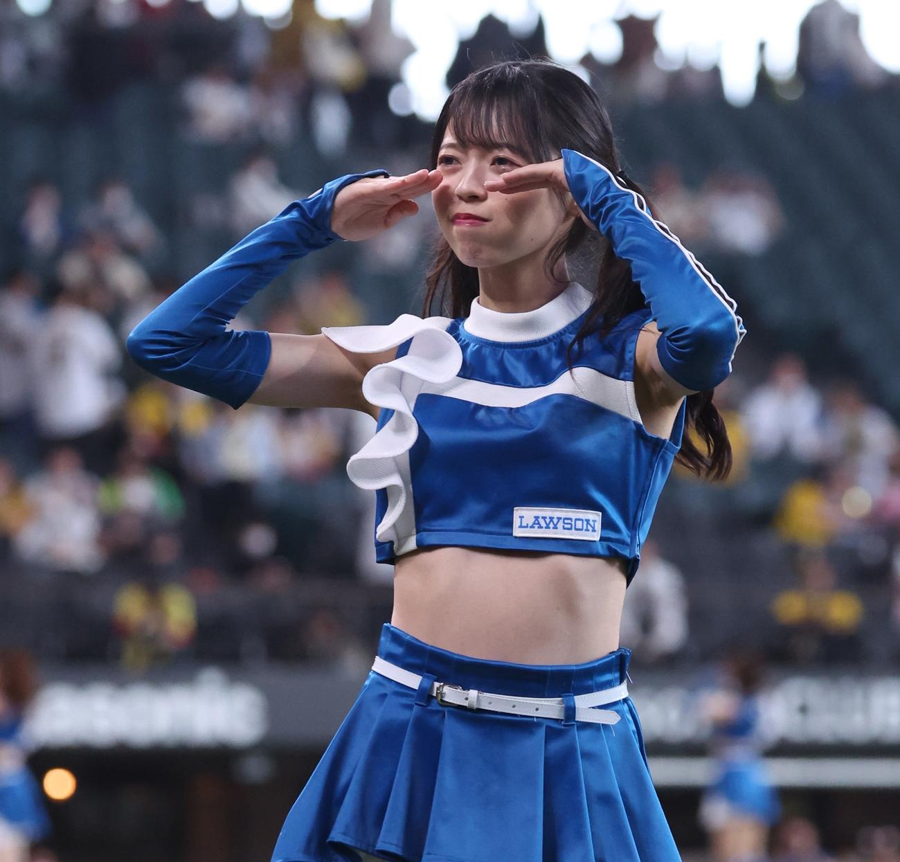 新曲の振り付けを初披露するファイターズガール塩澤美咲