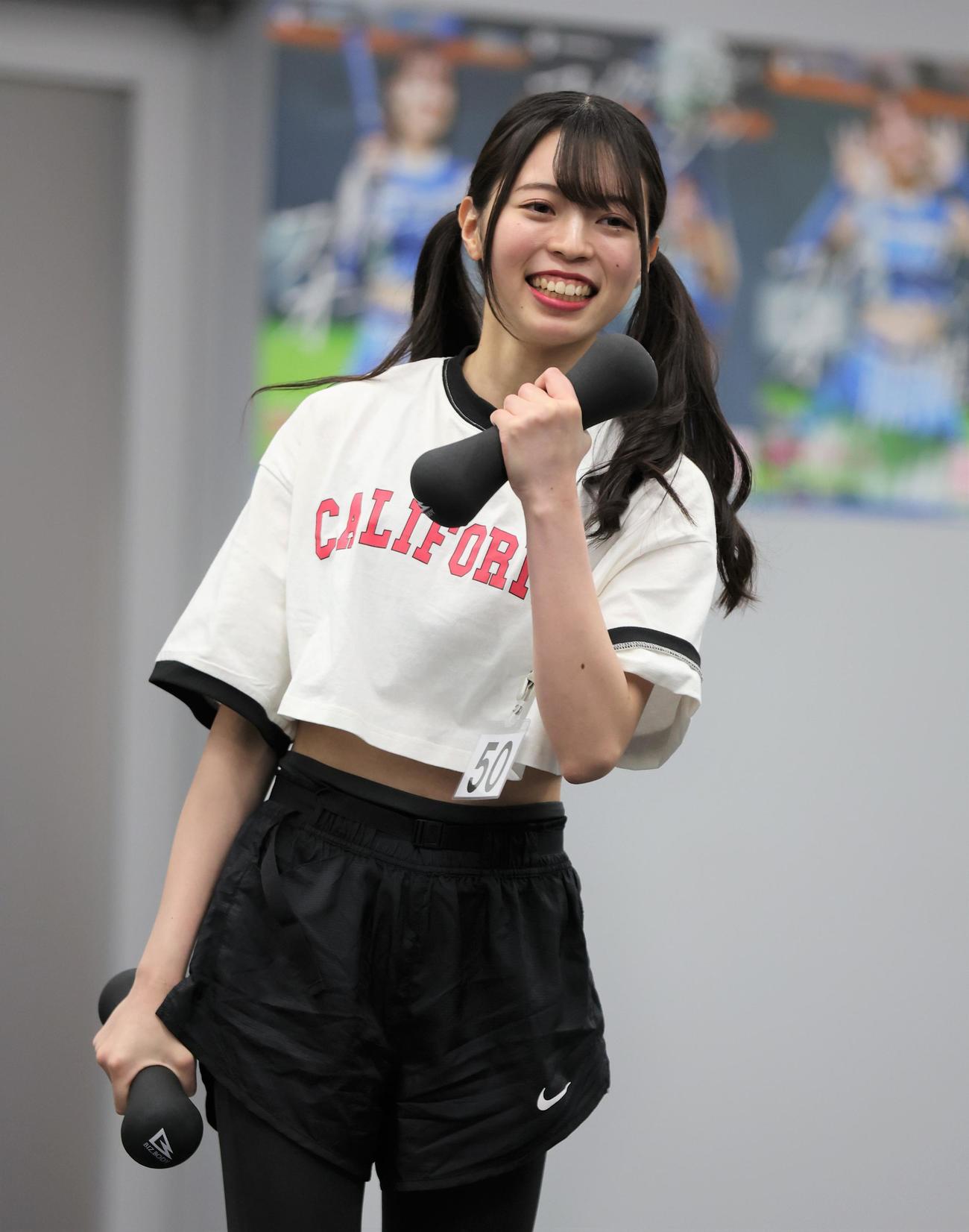 2023年の日本ハムファイターズガールの3次審査でバーベルを持って「しりとり」をする塩澤美咲